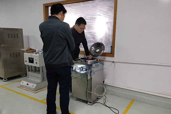 客户到厂勘察IPX8加压潜水箱--岳信试验设备