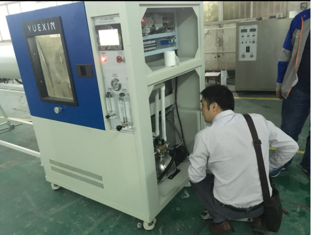 客户检查IP65防水试验箱内部配置