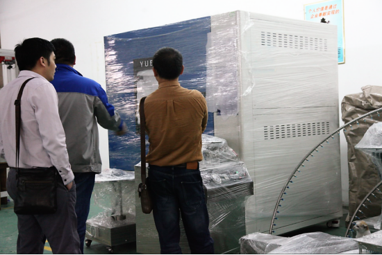 带客户参观其他待出货的防水测试设备